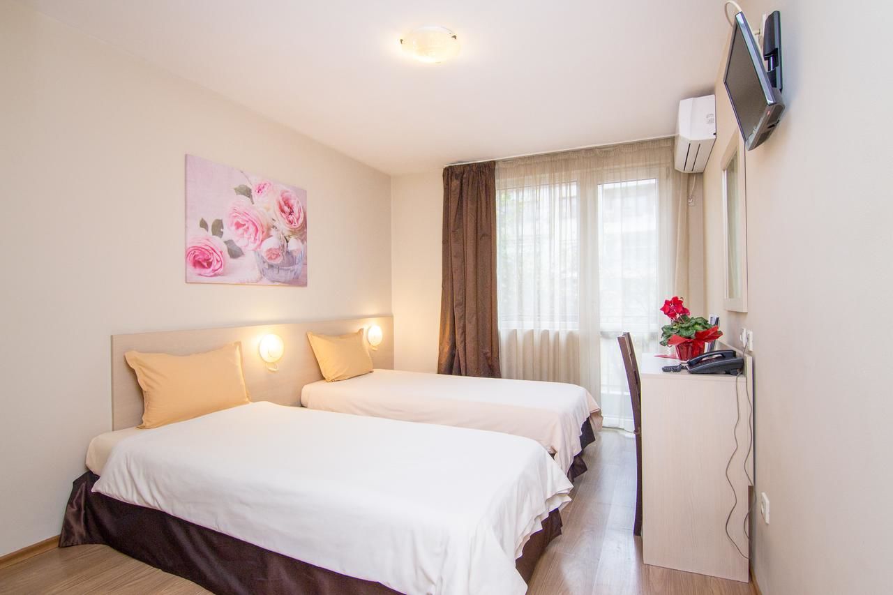 Отель Family Hotel Madrid София-13