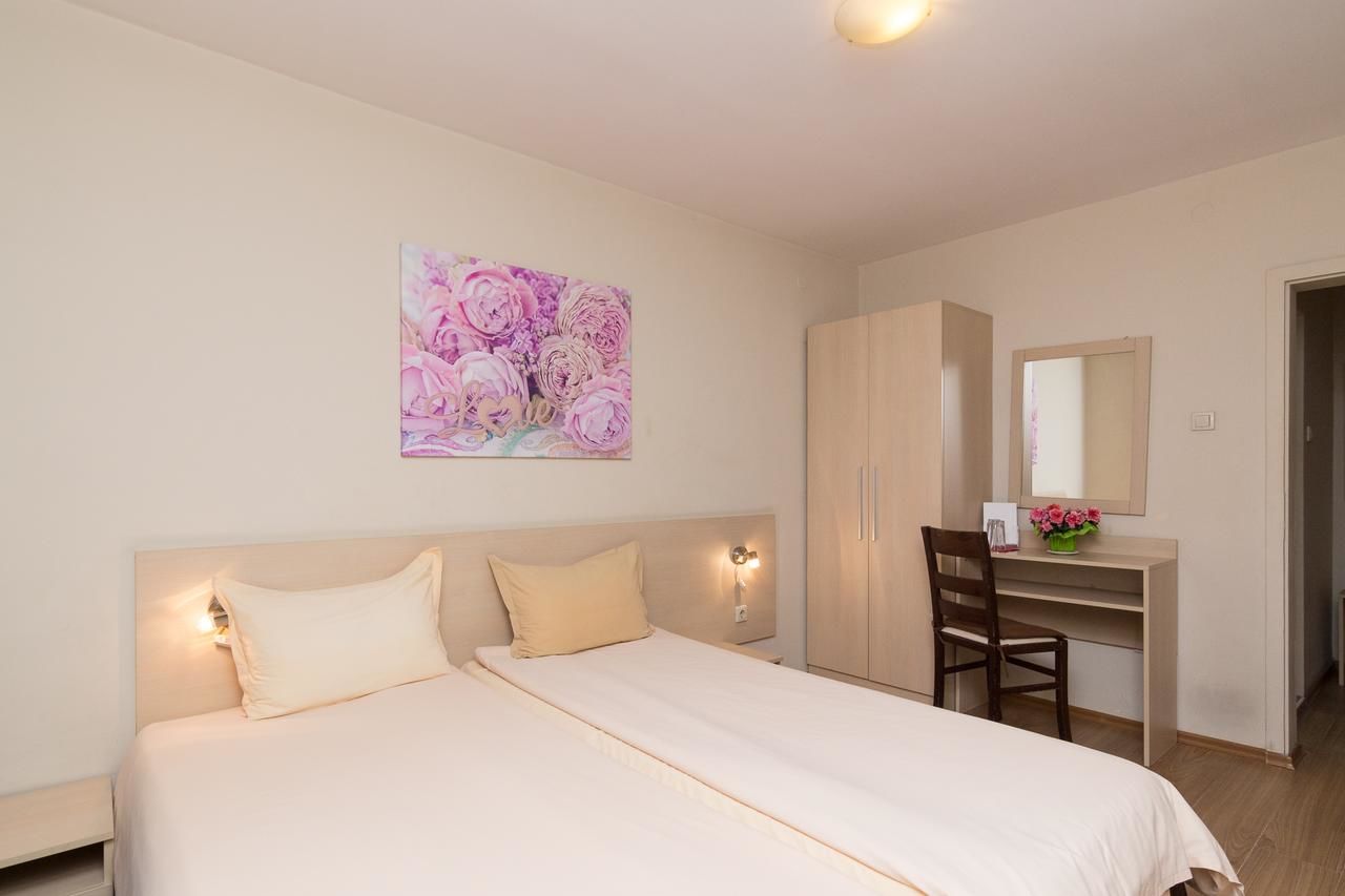 Отель Family Hotel Madrid София-18