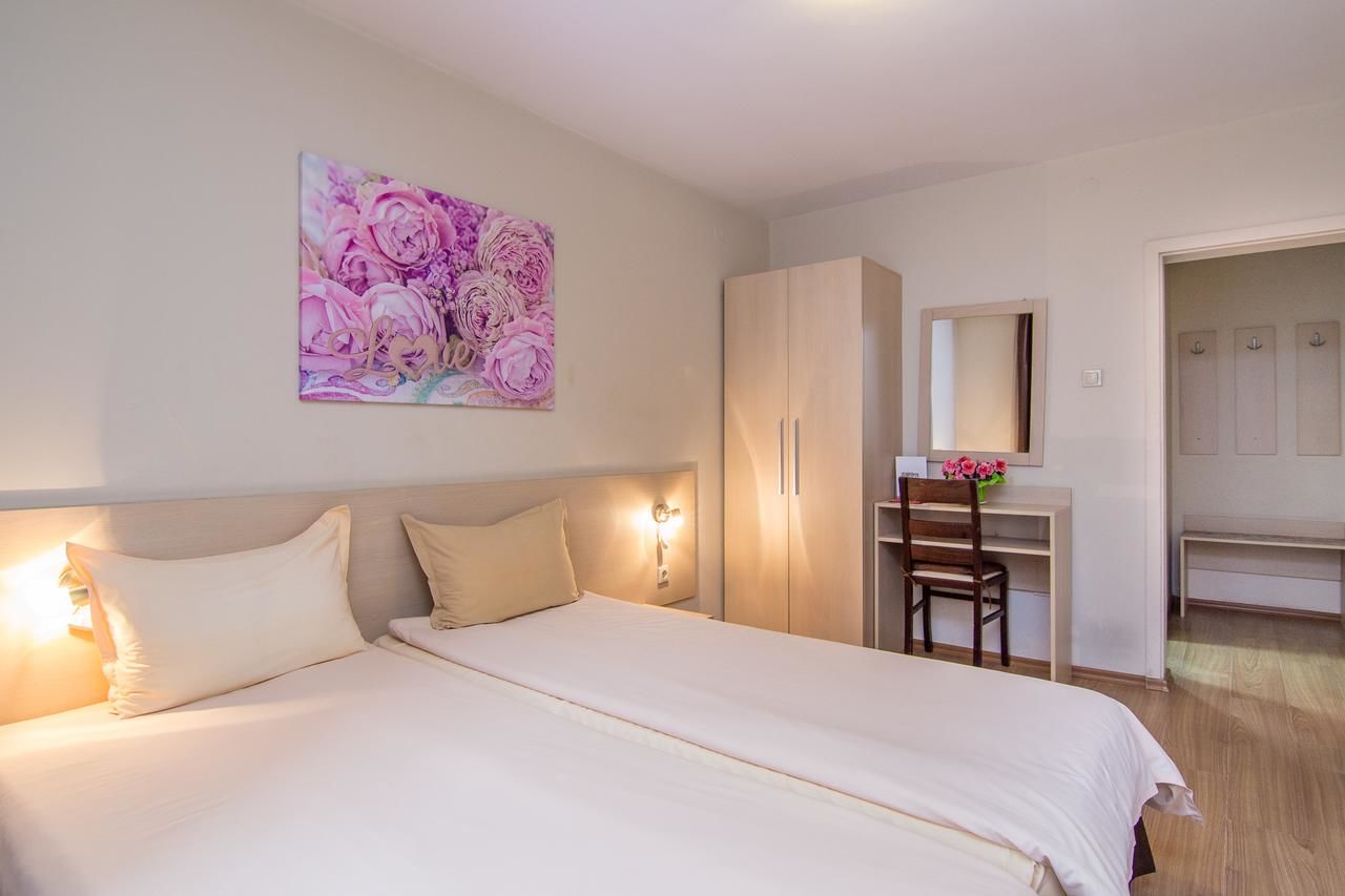 Отель Family Hotel Madrid София-21