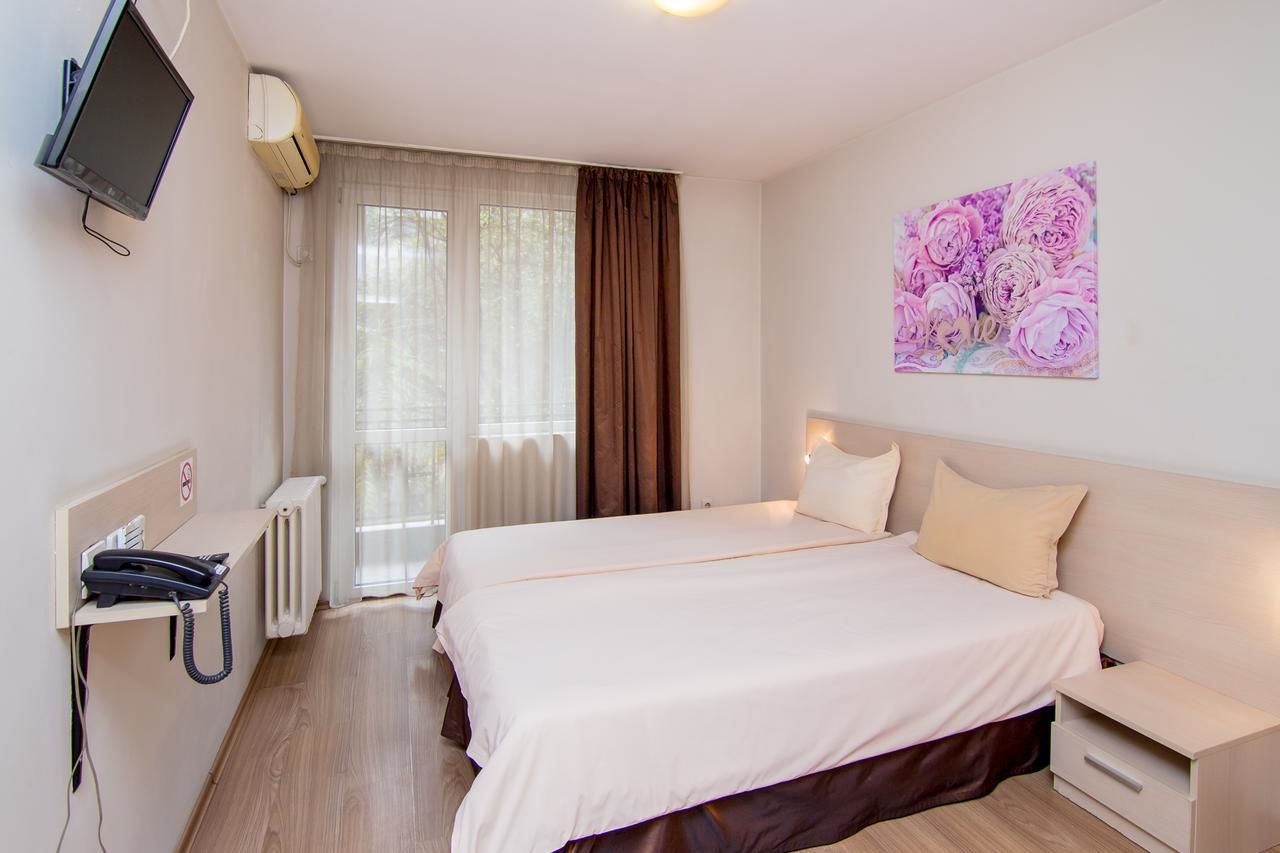 Отель Family Hotel Madrid София-22