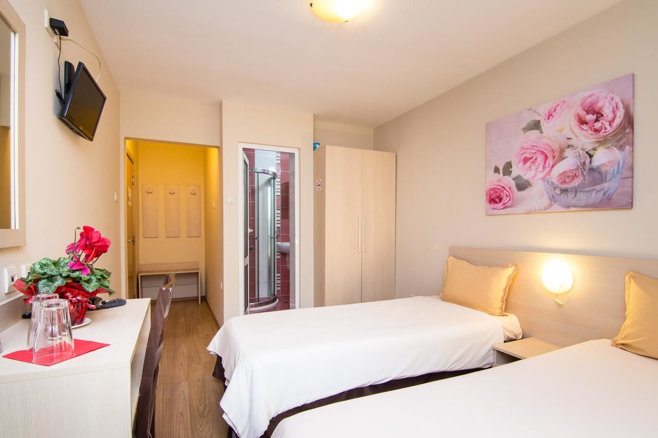 Отель Family Hotel Madrid София-8