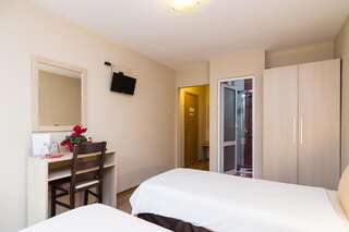 Отель Family Hotel Madrid София Двухместный номер с 2 отдельными кроватями-7